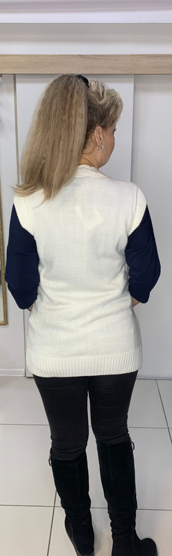 Белый теплый жилет c кармашками