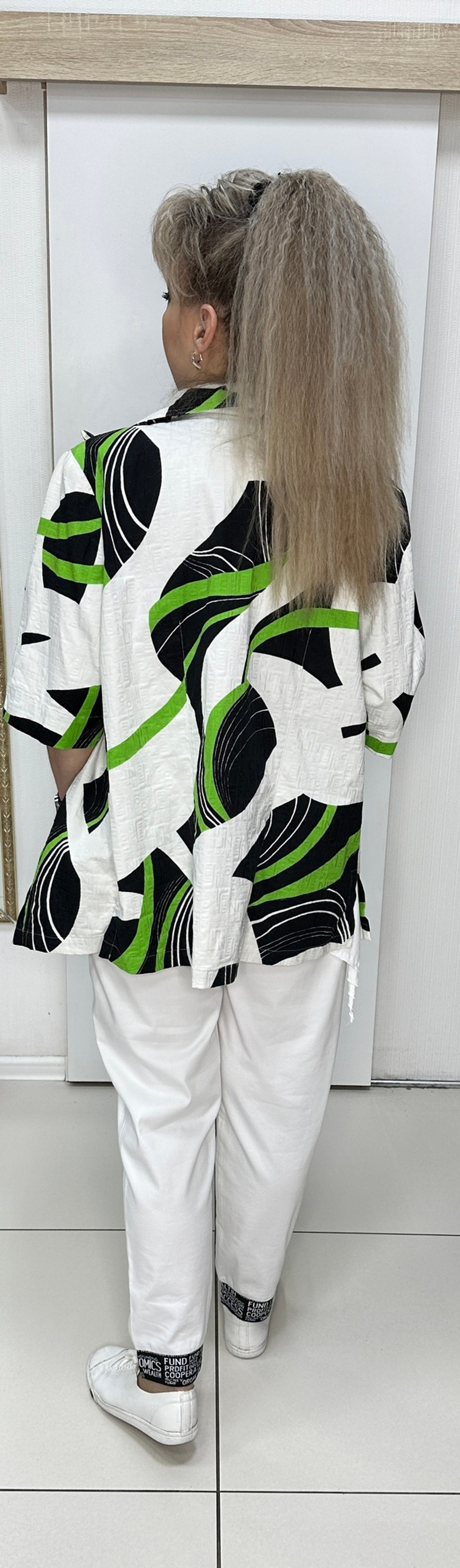 Хлопковый жакет в белом цвете с черным и зеленым принтом