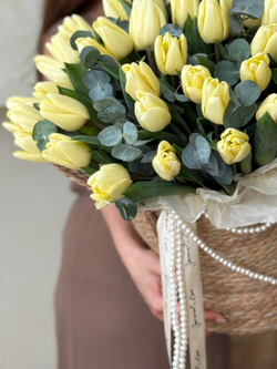 Нежные кремовые тюльпаны и эвкалипт в элегантной корзине от Флора Маркет