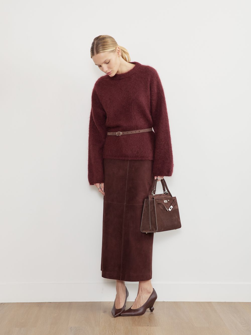 БАЗОВЫЙ ТОНКИЙ РЕМЕНЬ С МЯТОЙ ПРЯЖКОЙ ЗАМША ТЕМНЫЙ ШОКОЛАД