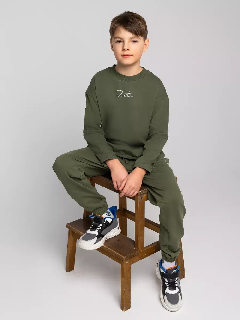 Зеленый костюм для мальчика в школу