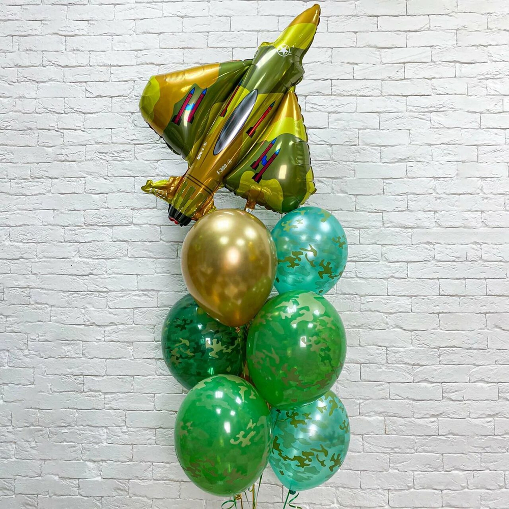 Композиция из шаров самолет с зелеными шариками