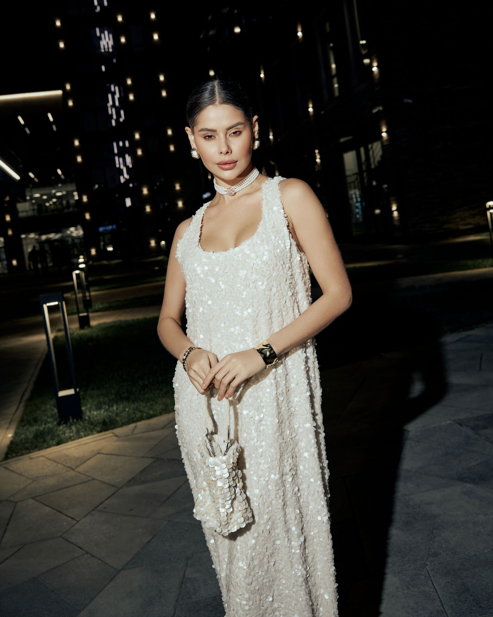 Платье в молочном цвете с пайетками