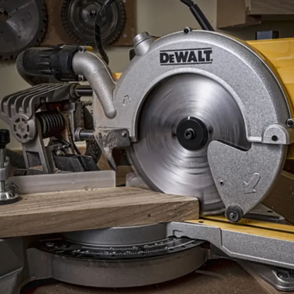 Торцовочная пила DeWALT DWS778, DWS778-QS