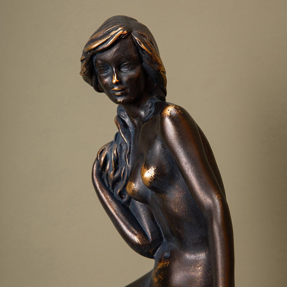 Девушка на скале Бронза