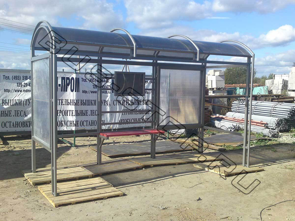 Павильон из каленого стекла с рекламными щитами