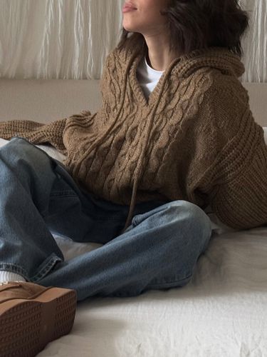 Бежевый вязаный свитер с капюшоном