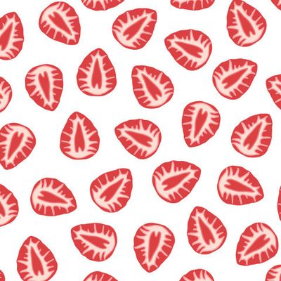 Разрезанные клубнички на белом