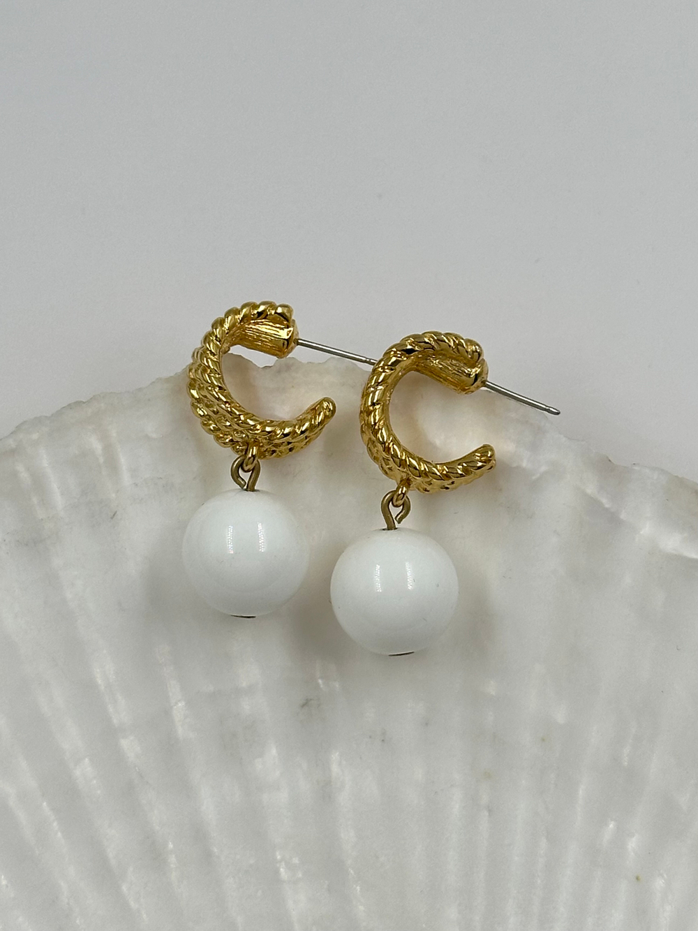 Серьги с белыми подвесками Monet