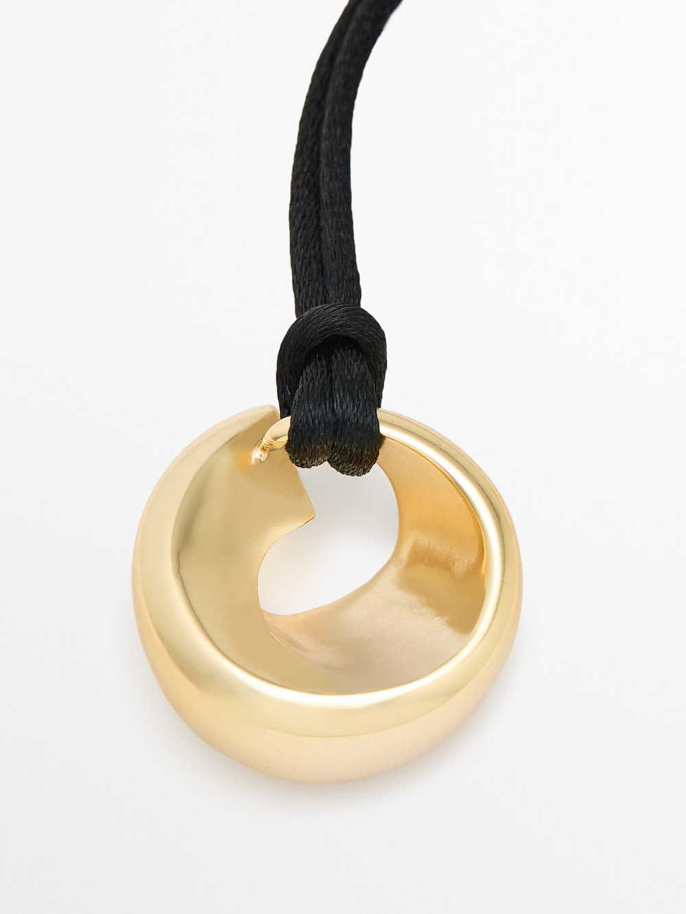 Massimo Dutti | Necklace cord detail circular piece