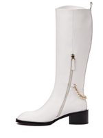 Женские кожаные белые сапоги с цепочкой