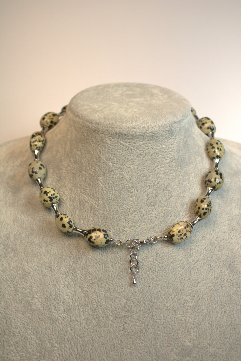 Чокер из крупных камней далматиновой яшмы «Далматиновая Грань»