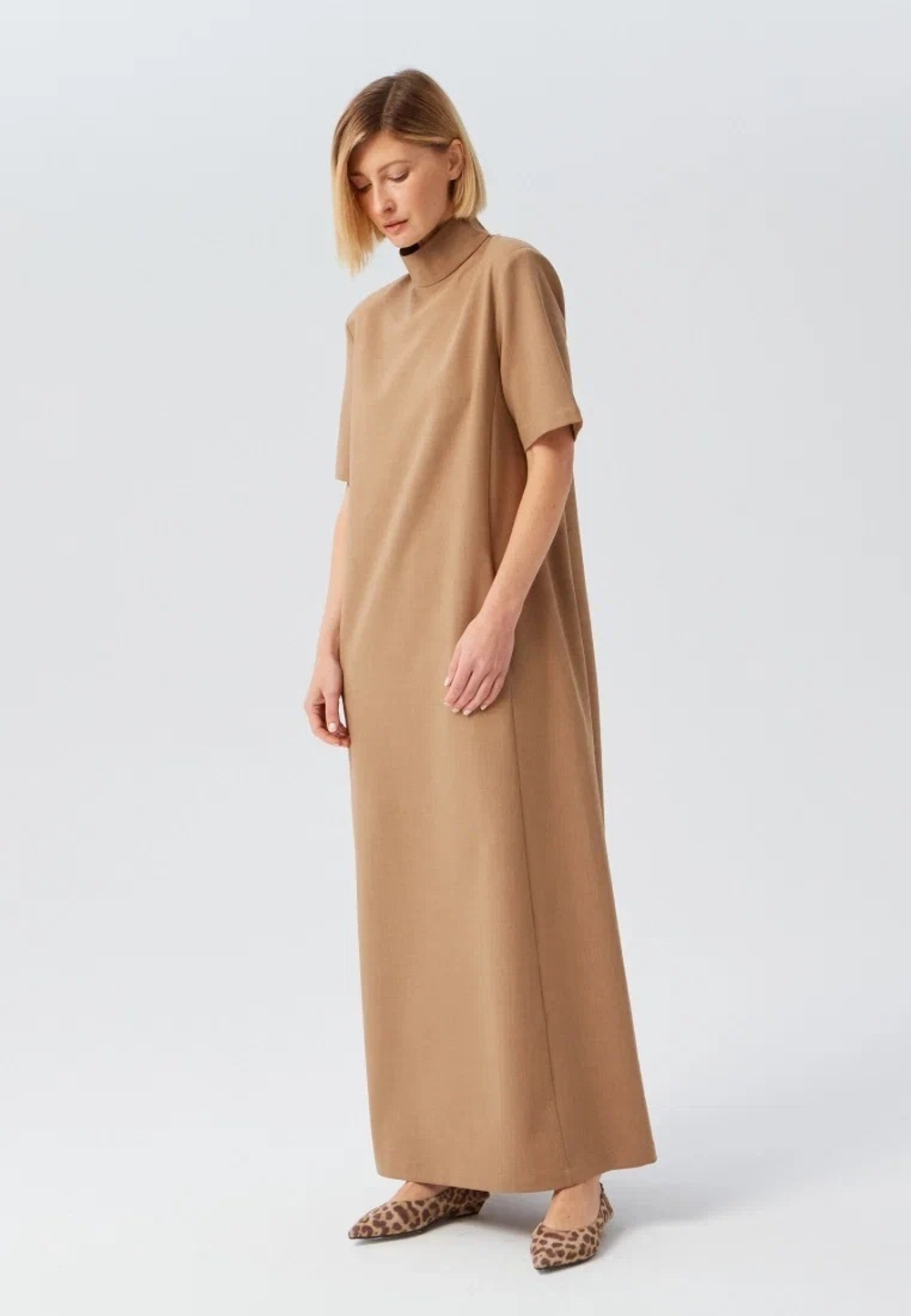 Платье с воротником-стойкой