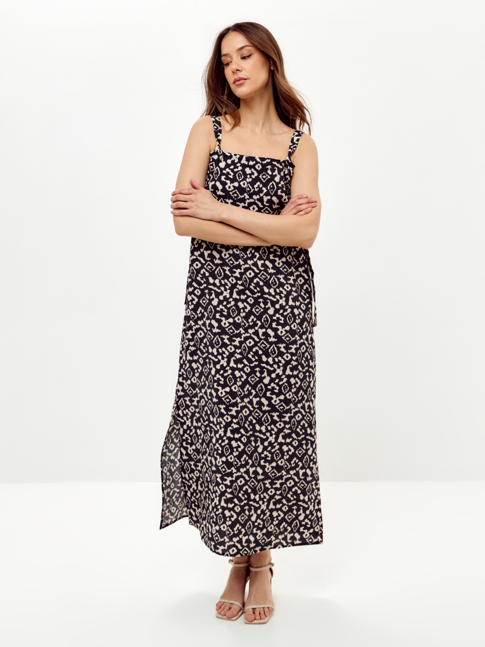 Платье прямого силуэта на бретелях