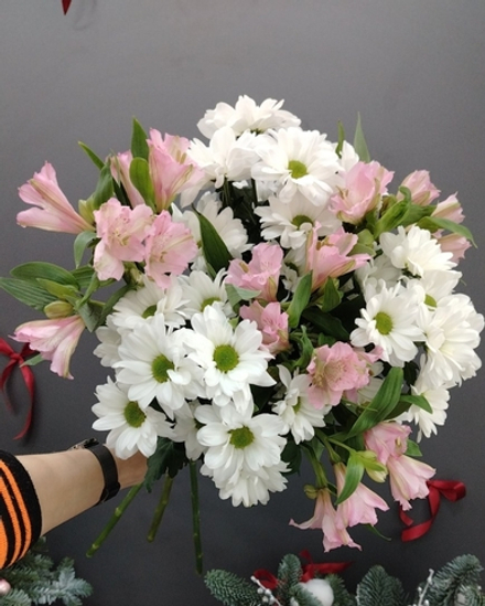 Букет из хризантем и альстромерий