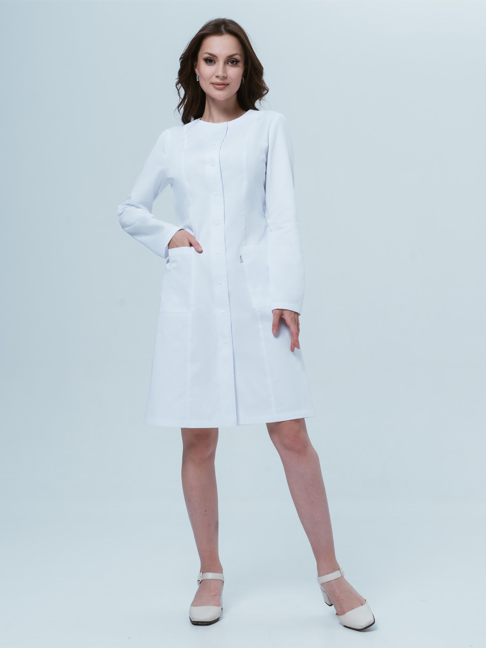 Белый медицинский халат с длинным рукавом на кнопках женский