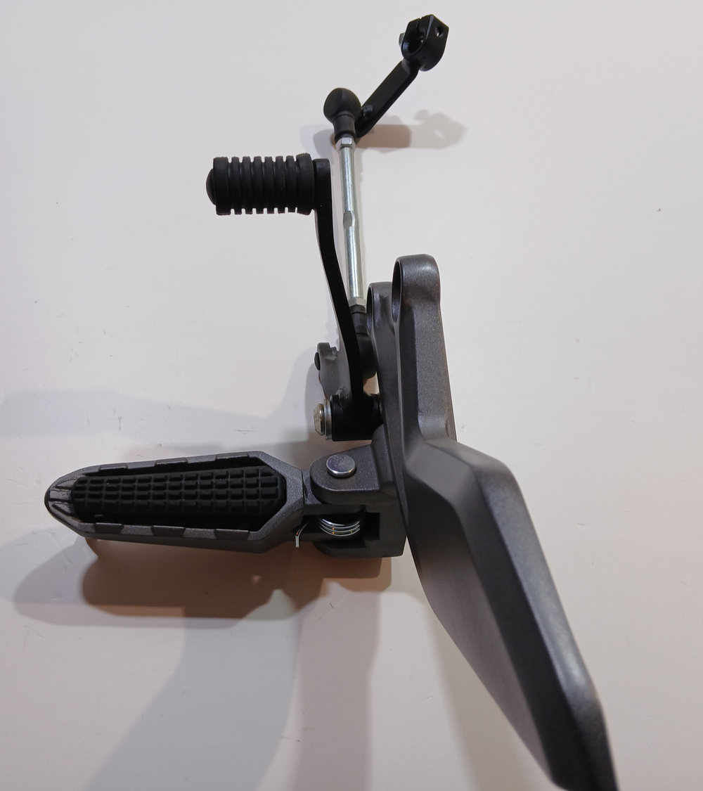 Подножка водителя левая с механизмом переключения передач мотоцикл Motoland 300 DF BIG BORE