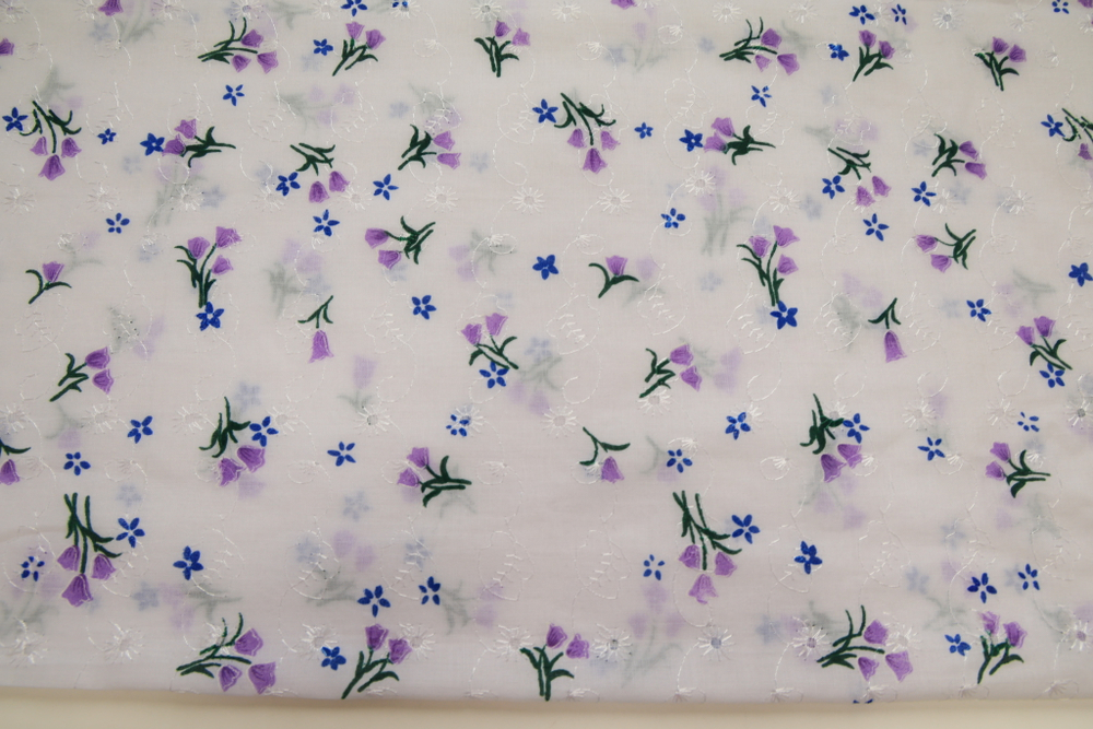 Батист вышивка белый в сиренево-синий цветок