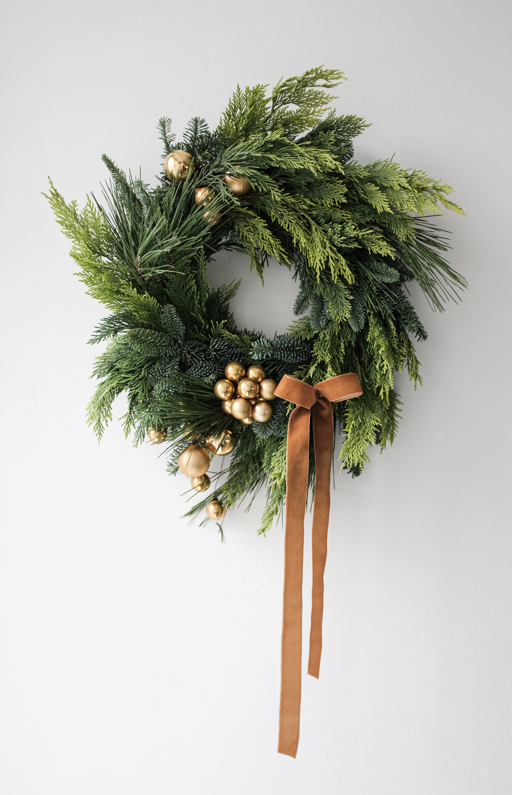 Рождественский венок с золотым декором