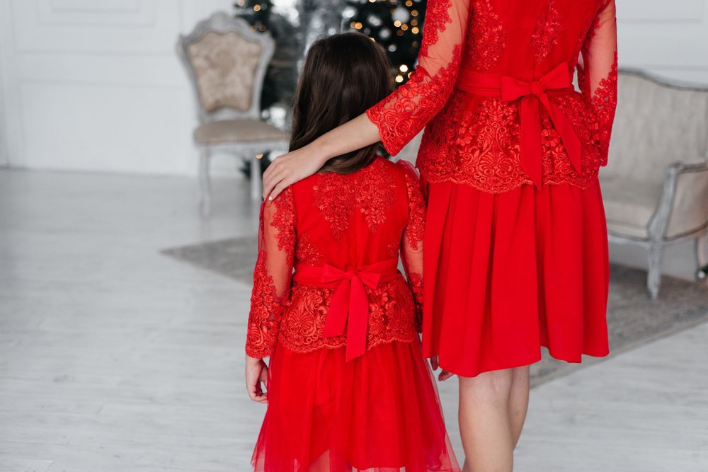 Платье красное с кружевом