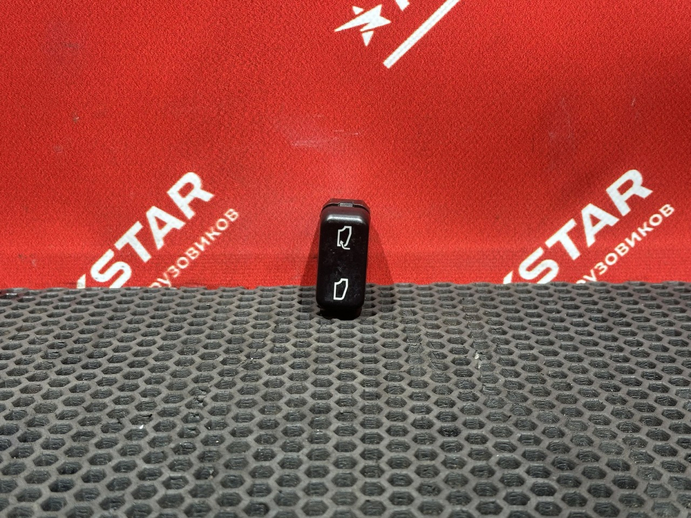 Кнопка люка