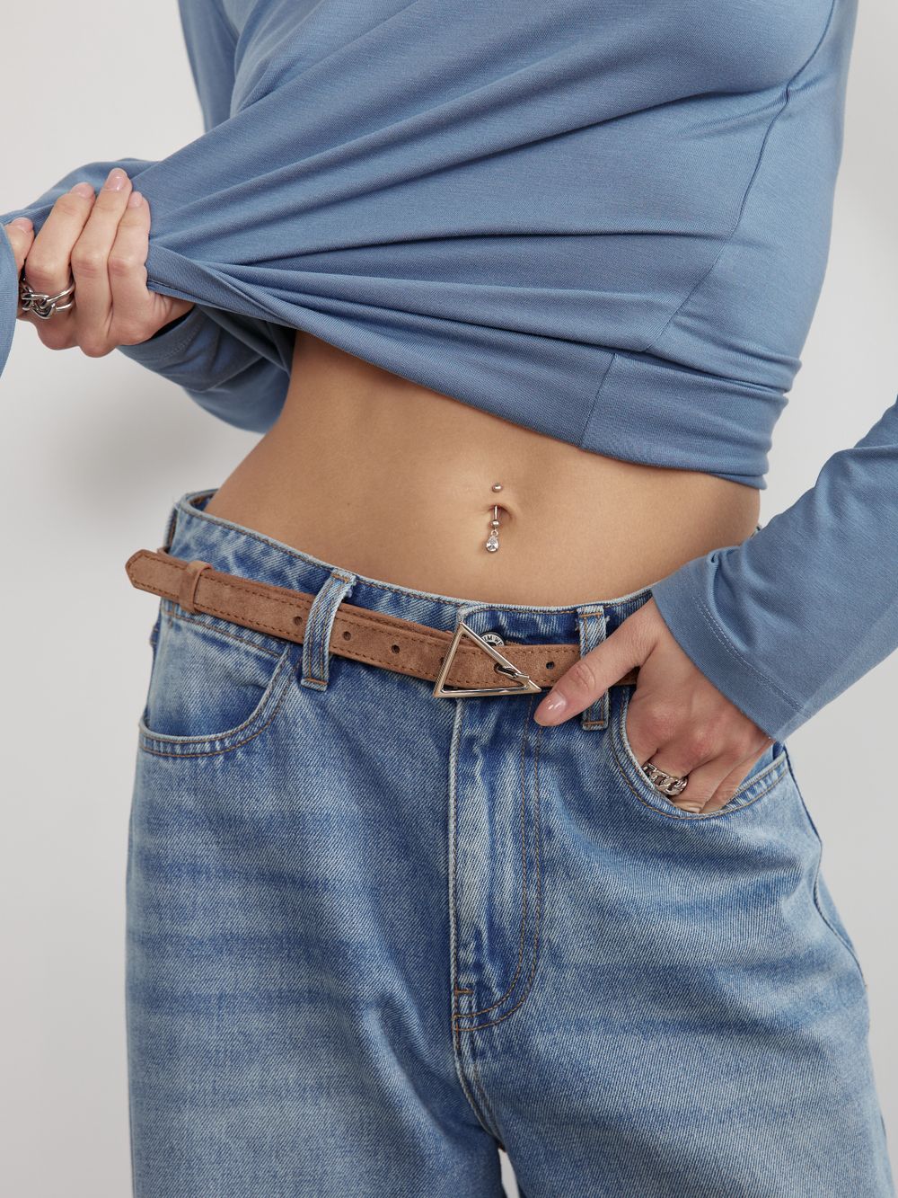 БАЗОВЫЙ ТОНКИЙ РЕМЕНЬ С ТРЕУГОЛЬНОЙ ПРЯЖКОЙ ЗАМША КАПУЧИНО