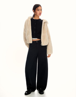 BERSHKA Шуба из искусственного меха с капюшоном, экрю