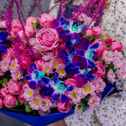 74. Яркий креативный букет с орхидеями