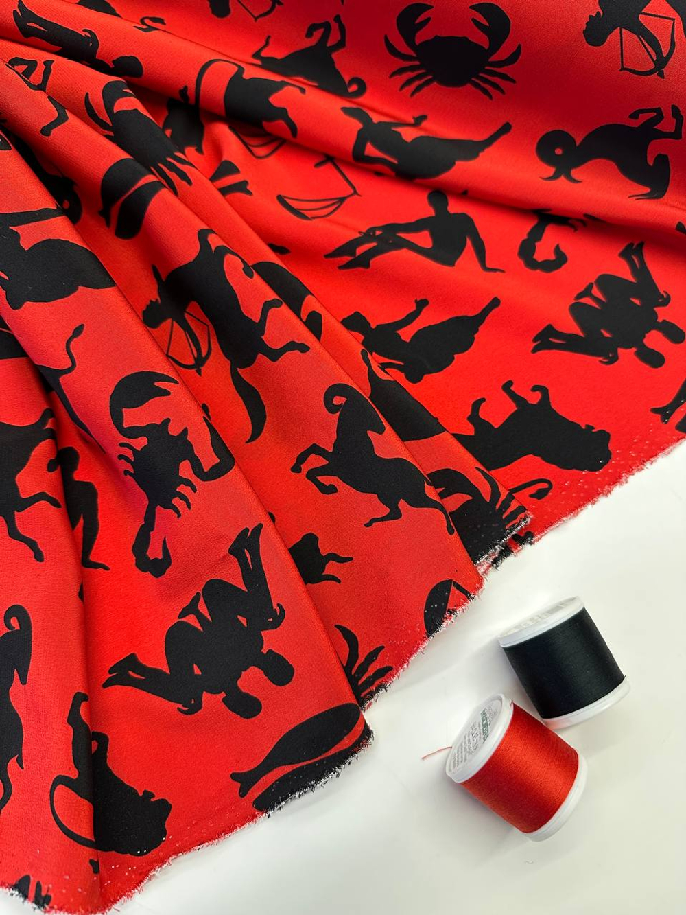 Шелк красный с черным принтом "Зодиак"