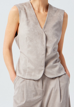 Жилет из замши серый