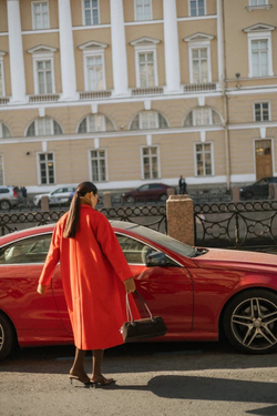 Красное двубортное пальто