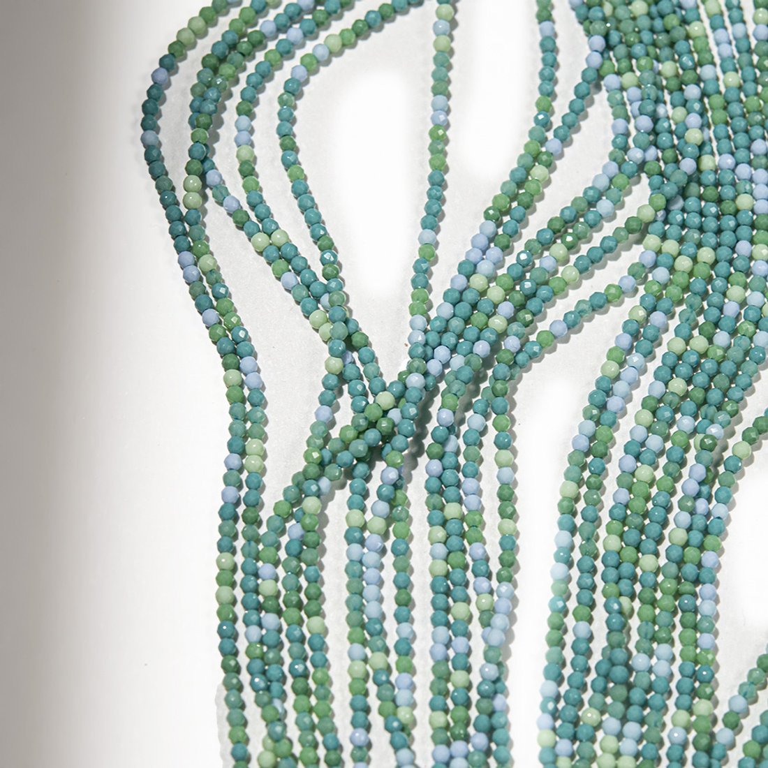 Шпинель синтетическая "Бирюза микс", 2,1мм, шар, микроогранка