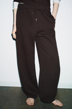 ZARA БРЮКИ ИЗ МЯГКОЙ ТКАНИ С НАШИВКОЙ, КОРИЧНЕВЫЙ