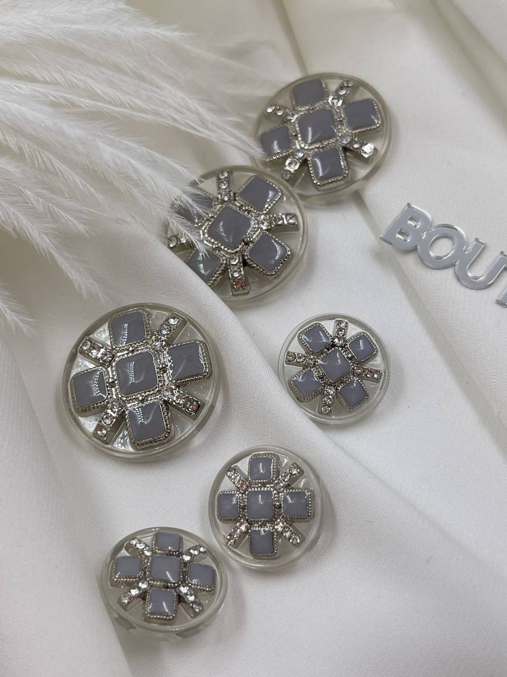 Пуговицы серебристые полупрозрачные с серыми квадратными деталями и стразами