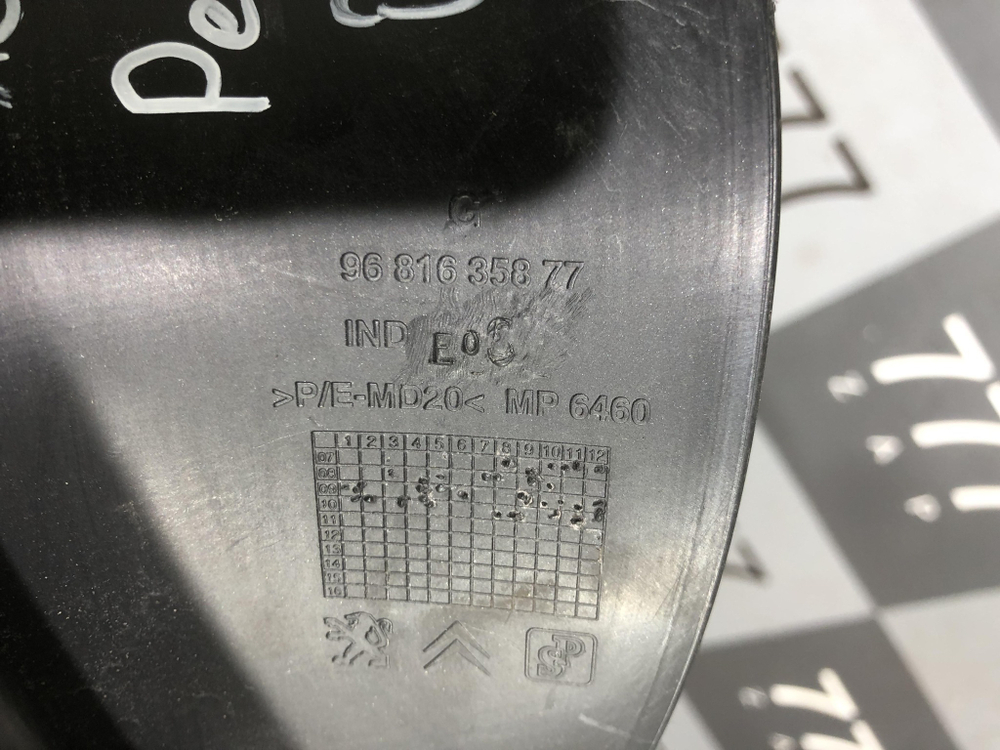 Обшивка крышки багажника левая Peugeot 308 1 (T7) 07-15 Б/У Оригинал 9681635877