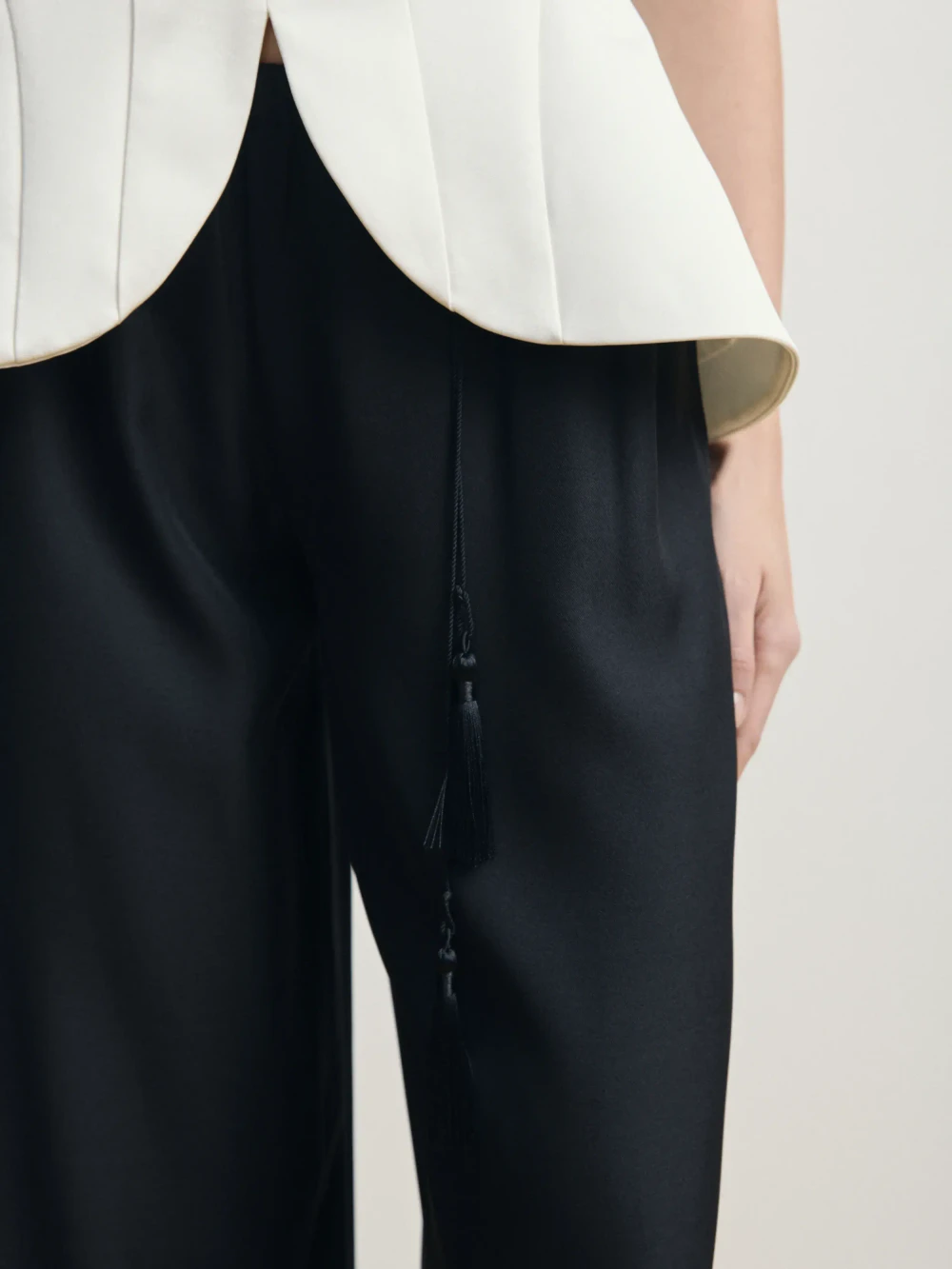 Молочный корсетный топ из атласа 