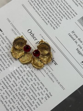 Серьги "Орхидея" золотистые с красным стразом
