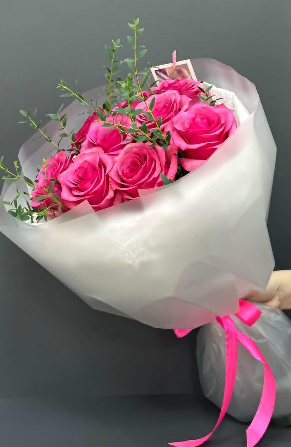 11 роз Лола с зеленью в упаковке