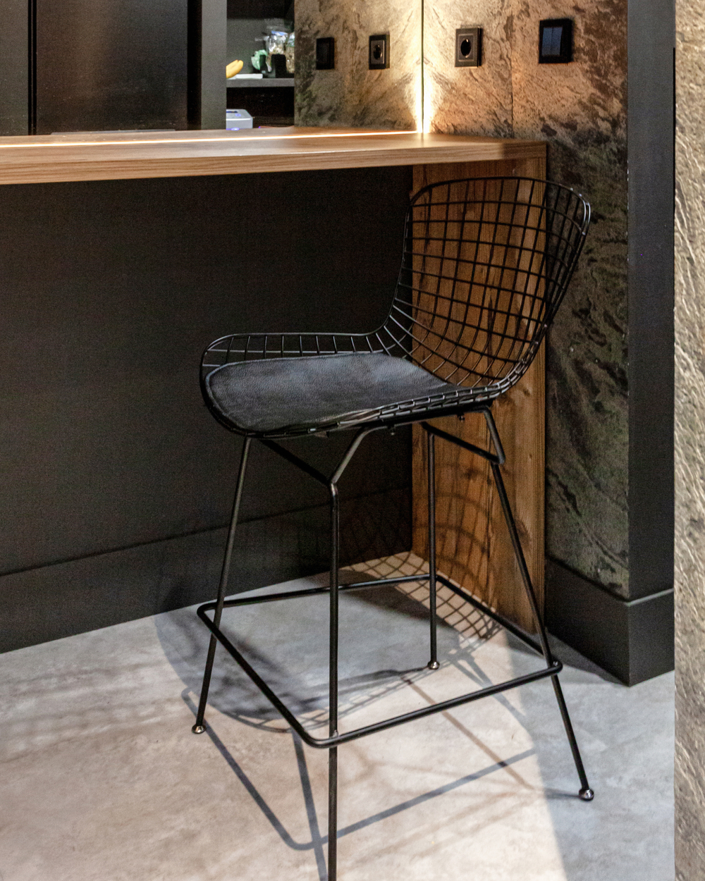 Стул полубарный с низкой спинкой Bertoia черный с черной подушкой