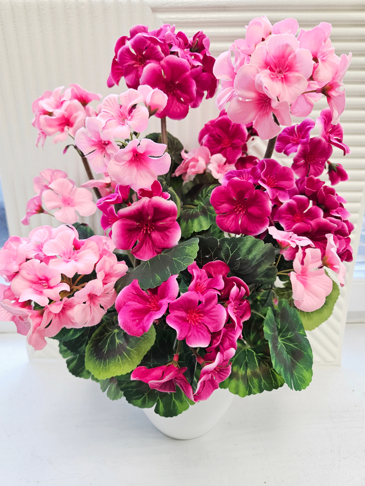Искусственные цветы Герань вишнево-розовая густая 40см в белом кашпо