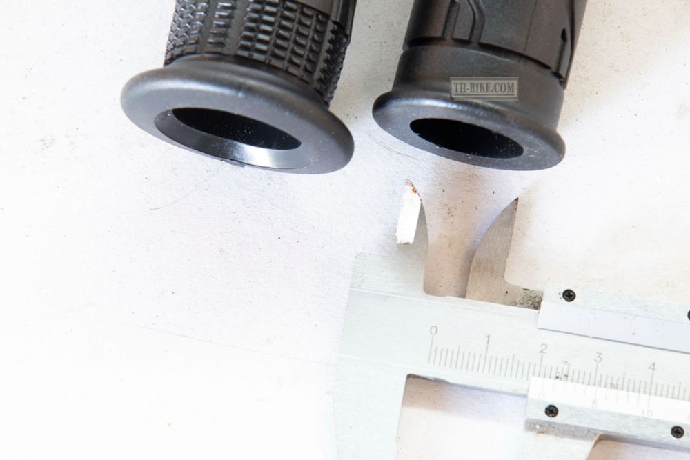 Grips set, (53140-KYJ-900 / 53166-KYJ-900 copy). Aftermarket. 1 Pair