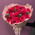 Букет из ярко-розовых роз с эвкалиптом #31