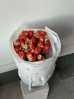 Букет из оранжевых тюльпанов и ромашки