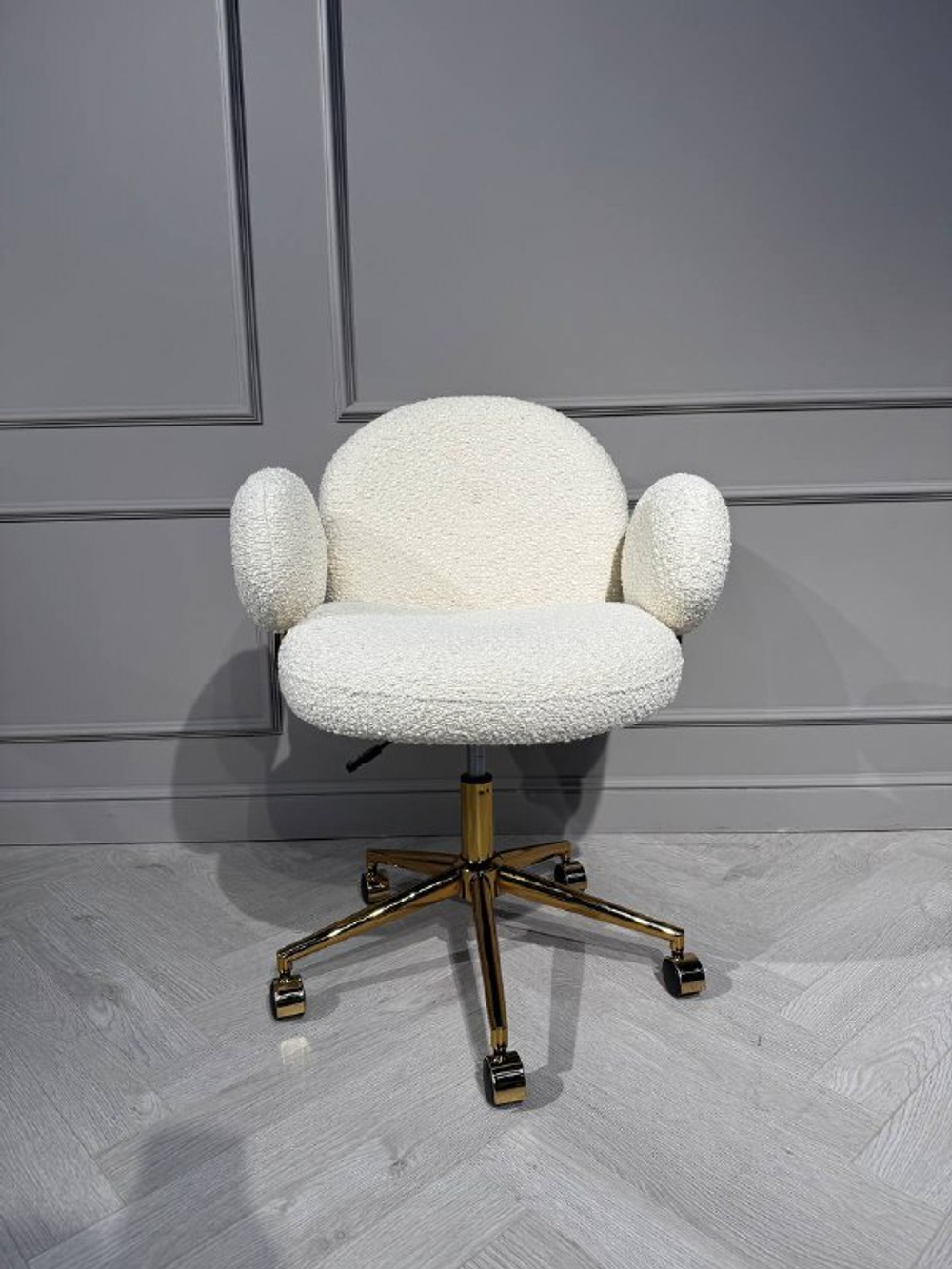Кресло офисное Ist Casa Клауд-2, 65х63х89, ткань букле белый, золотые ноги