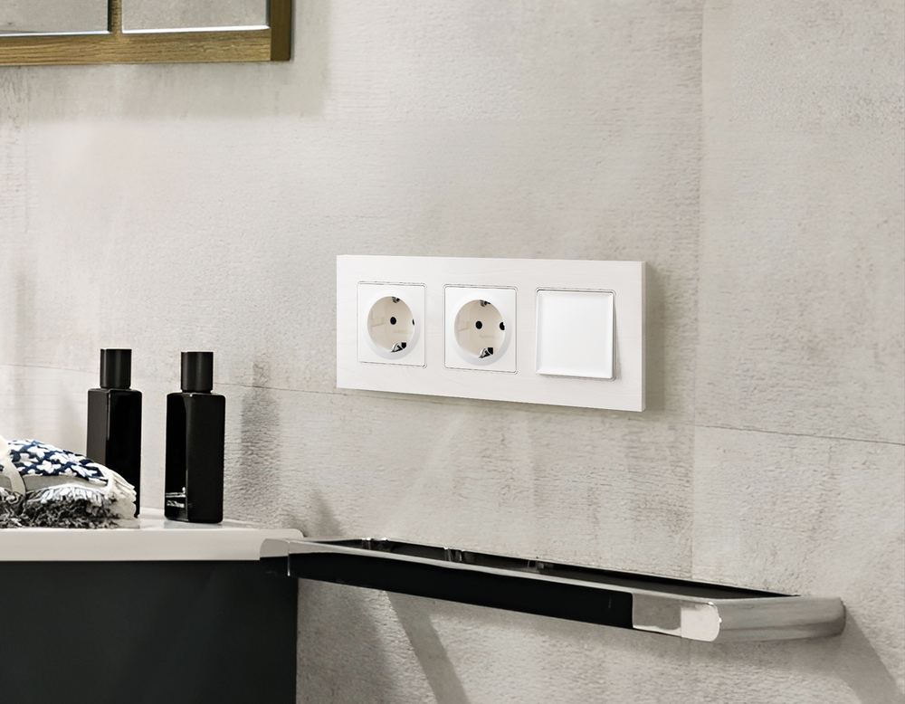 AP1270 Лицевая панель ALFA (Белый матовый) для электрической розетки с/з со шторками QUANT