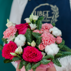 Шляпная коробка с нобилисом и розами в розовых оттенках