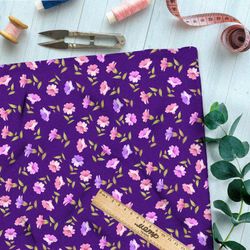 Ткань мембрана мягкие цветы на фиолетовом фоне