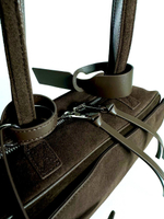 Женская замшевая сумка-багет коричневого цвета