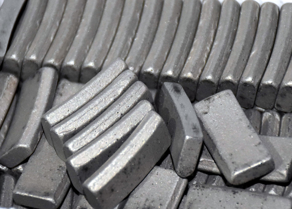 Много алмазных сегментов Стандарт (Standart) для напайки на коронки по железобетону