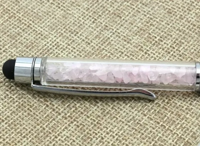 Ручка с крошкой из розового кварца